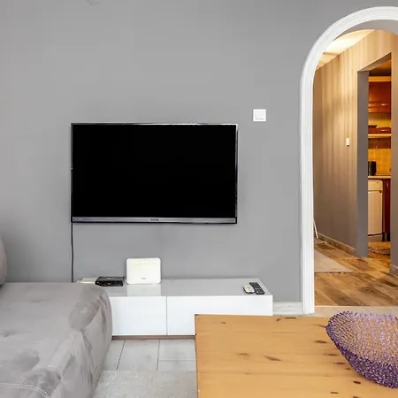 Flat With Balcony 10 Min To Bagdat Ave *