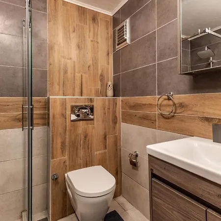 Flat With Balcony 10 Min To Bagdat Ave Istambul