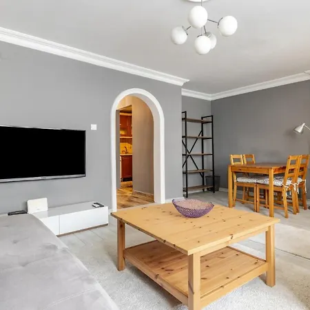 Flat With Balcony 10 Min To Bagdat Ave *