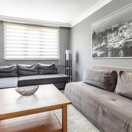 Flat With Balcony 10 Min To Bagdat Ave *